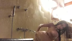 Пылкая сучка AnaPureLove трахает очко в душе