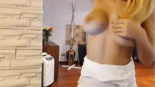 Светловолосая шлюха наминает большие сиськи