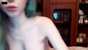 Грудастая барышня Panda_chan ласкает сосочки