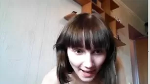 Зажигательная телка NastyaLapulya трахает бритую киску