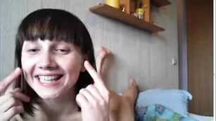 Зажигательная телка NastyaLapulya трахает бритую киску