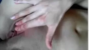 Зажигательная телка NastyaLapulya трахает бритую киску