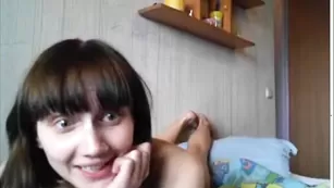 Зажигательная телка NastyaLapulya трахает бритую киску