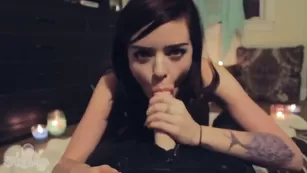 Шлюшка с тату Ashe_Maree сосет пенис и трахается