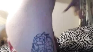 Соблазнительная цыпочка Brinababy мастурбирует половые губки