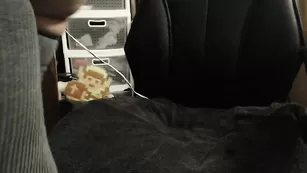 Грудастая курва 8bitdeviants дрочит пизду вибратором