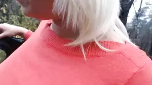 Пикантная блонда jesydiamond трахает пизду на улице