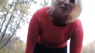 Пикантная блонда jesydiamond трахает пизду на улице