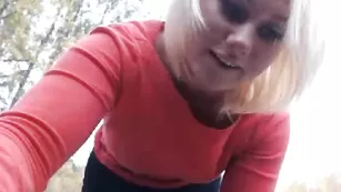 Пикантная блонда jesydiamond трахает пизду на улице