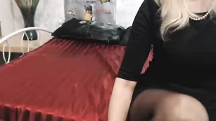 Смазливая блонда Hottalina наминает сочные груди