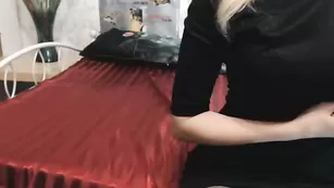 Смазливая блонда Hottalina наминает сочные груди