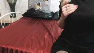 Смазливая блонда Hottalina наминает сочные груди