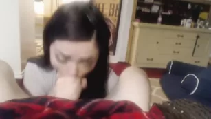 Грудастая чертовка BJ отсасывает парню член