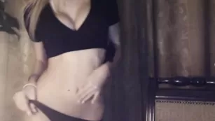 Грудастая блонда killerstits позирует перед камерой