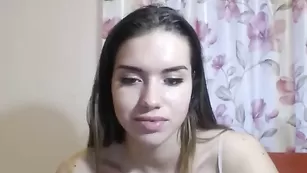 Озорная стерва Lucelol позирует в эротичной майке