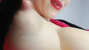 Грудастая самка Suuzykissuxoxo демонстрирует свои прелести
