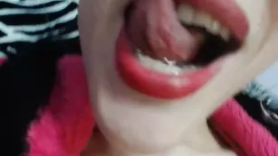 Грудастая самка Suuzykissuxoxo демонстрирует свои прелести