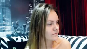 Прелестная барышня AlisiaStar демонстрирует интимные места