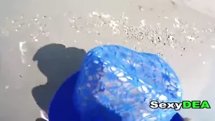 Похотливая сука SexyDea делает минет на пляже и трахается