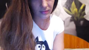 Темноволосая развратница вертит упругой попой