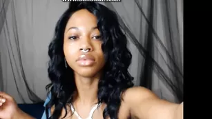 Черноволосая негритянка Angelique_faris обнажает красивые сиси