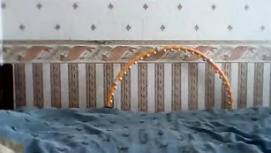 Сексуальная детка танцует стриптиз
