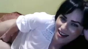 Прелестная брюнетка Missravi нежно мастурбирует пизду