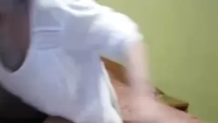 Прелестная брюнетка Missravi нежно мастурбирует пизду