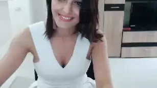 Сексуальная брюнетка Sandrahorny дрочит бритую киску