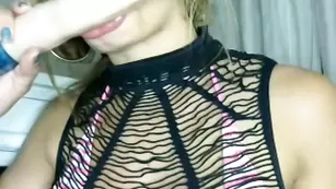 Сисястая цыпочка Luxury1love обсасывает секс игрушку