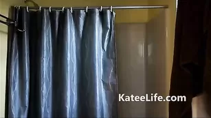 Сексуальная брюнеточка KateeLife раздевается и принимает душе