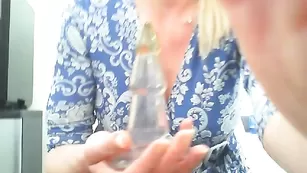 Похотливая блонда Mikaela833 нежно теребит пизду