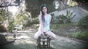 Худенькая пассия Ashe_Maree скачет на страпоне