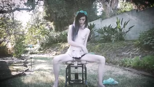 Худенькая пассия Ashe_Maree скачет на страпоне