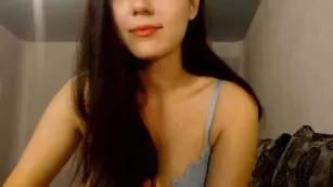 Темноволосая чертовка pippalee общается во фри чате