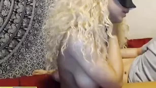 Грудастая блонда Lexisexi69 отсасывает парню член