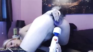 Сексуальная школьница Kitten_Sophie жестко дрочит обе дырки