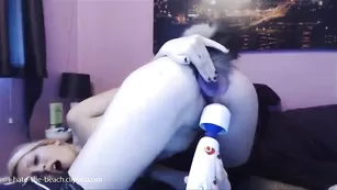 Сексуальная школьница Kitten_Sophie жестко дрочит обе дырки