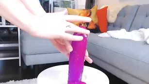 Татуированная курва Cortanablue трахает обе дырочки