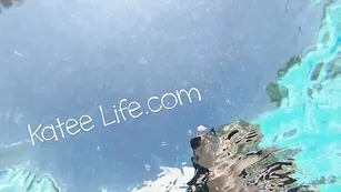 Блаженная курва KateeLife раздевается в бассейне