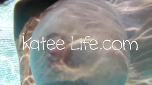 Блаженная курва KateeLife раздевается в бассейне