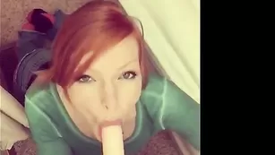 Рыжая шалава Jaimeefae облизывает резиновый хер