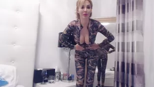 Смазливая дамочка PureDream смачно мастурбирует пизду