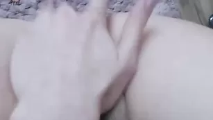 Очаровательная детка Evelyn18 яро скачет на страпоне