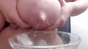 Грудастая шалава Ginna_xx доит сисечки