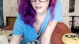 Роскошная курва Bashfulbianca трахает пизду страпоном