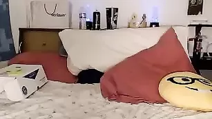 Роскошная курва Bashfulbianca трахает пизду страпоном