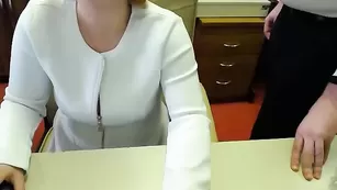 Роскошная курва Milf_viktoria мастурбирует пизду на работе