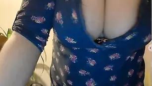 Зрелая толстуха Tanika777 смачно дрочит пизду