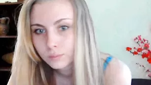 Симпатичная блондинка позирует в нижнем белье